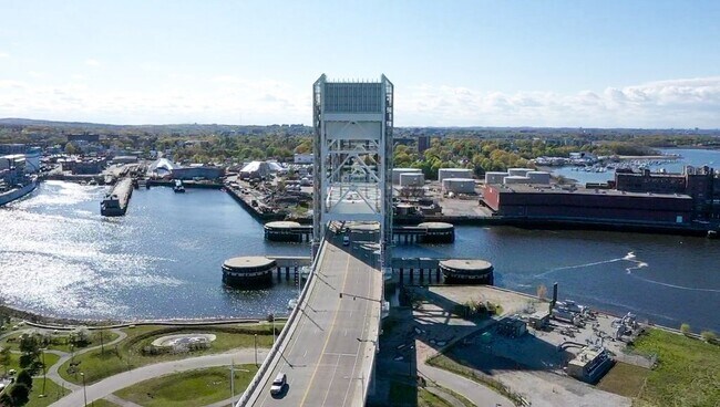 Building Photo - 158 Bridge St