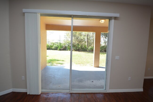 Building Photo - "Spacious 4-Bed Oasis in Palm Coast with 2...