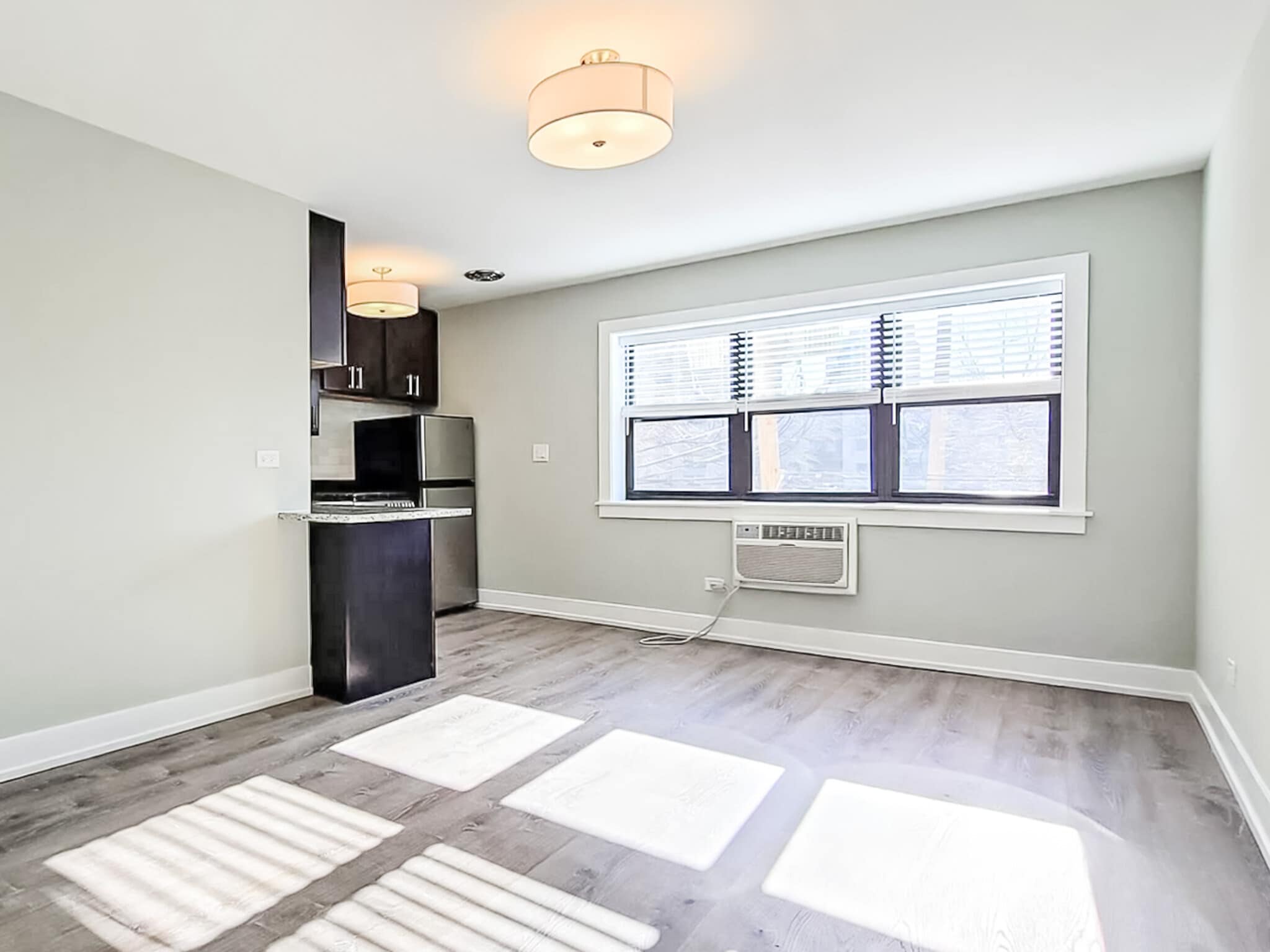 Building Photo - 454 W Barry Ave