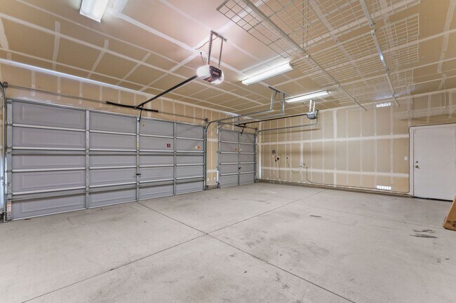 Building Photo - FULLY FURNISHED home available now.