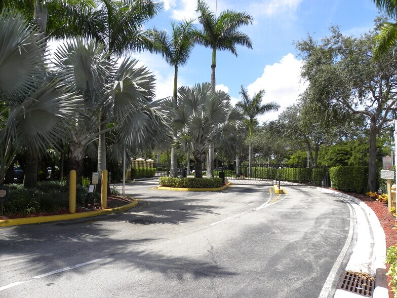 Building Photo - 761 N Pine Island Rd