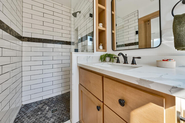 Building Photo - 424 Stanford Ave