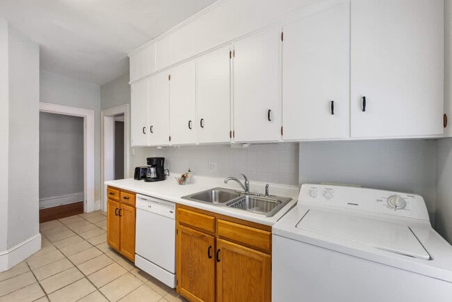 Building Photo - 536 Hawthorne Ln