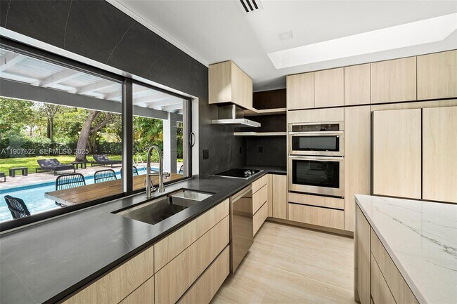 Building Photo - 15121 SW 69th Ct