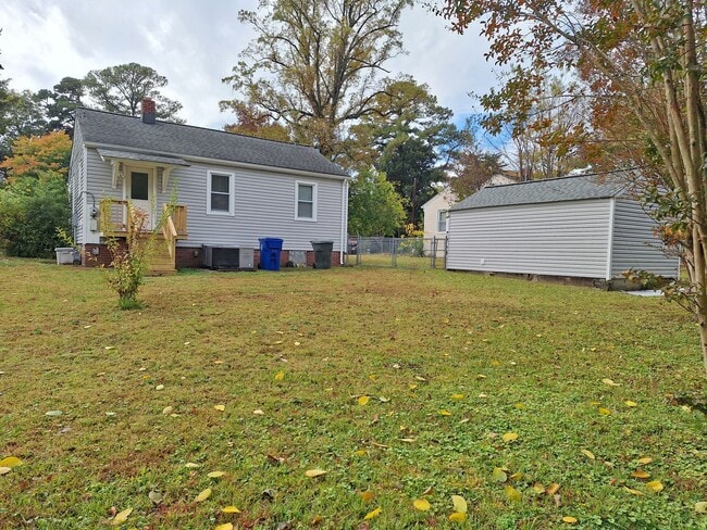 Building Photo - 10 Commodore Dr