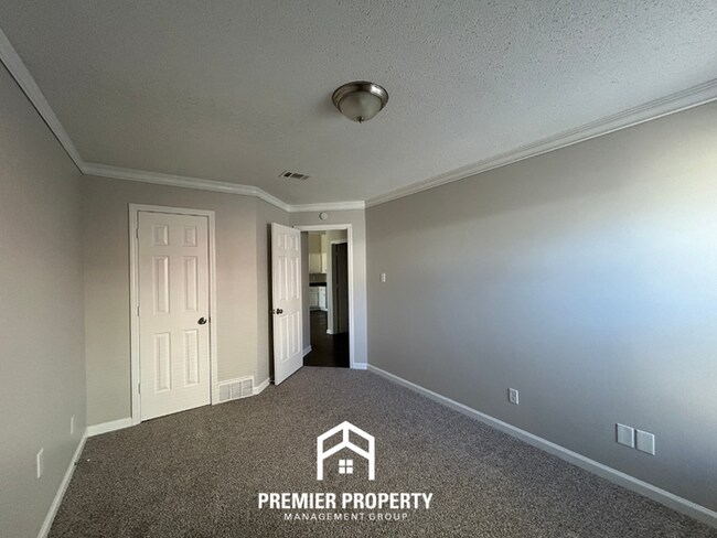 Building Photo - Spacious 3BR Memphis Home | Vaulted Ceilings, Fireplace, 2-Car Garage & Fenced Yard