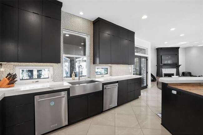 Building Photo - 3627 Stoneridge Rd