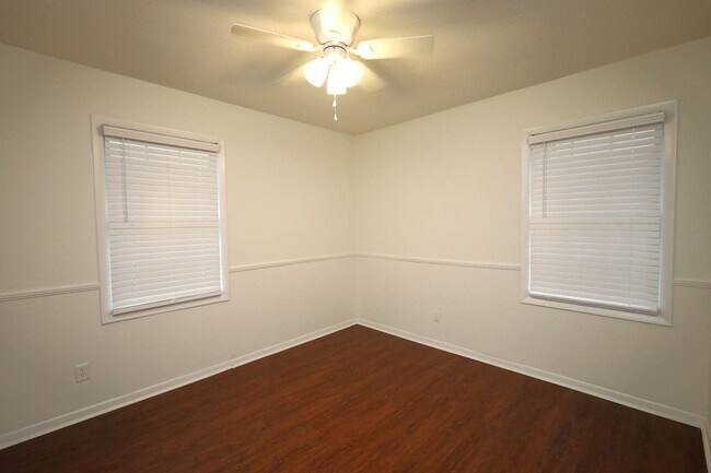 Building Photo - 608 S College St