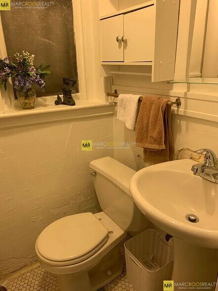 Building Photo - 12 Euston St