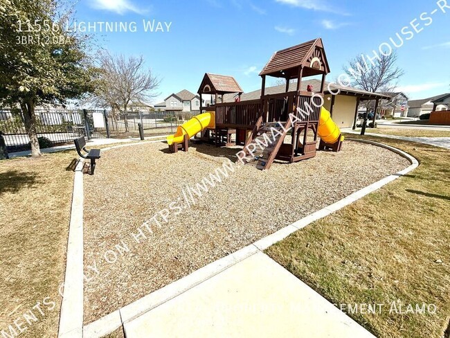 Building Photo - AVAILABLE NOW! 3 Bedroom / 2 Bath Home w/ ...