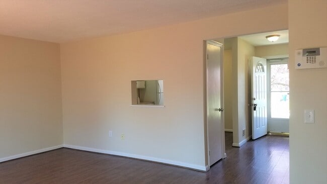 Building Photo - End Unit townhouse in established Frederick neighborhood ready for you!