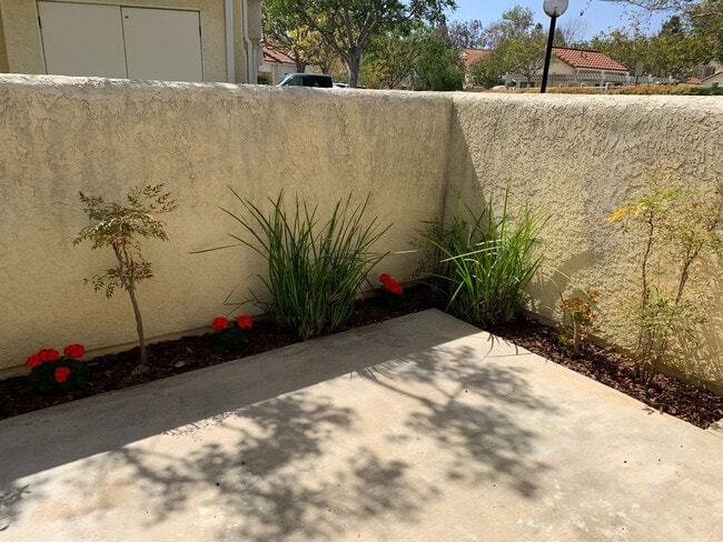 Building Photo - Light & Bright Mission Ridge Condo