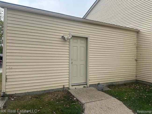 Building Photo - 2824 Roundtree Dr