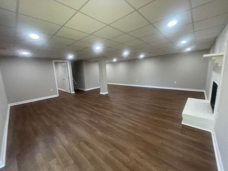 Building Photo - 221 Fallsway Ln