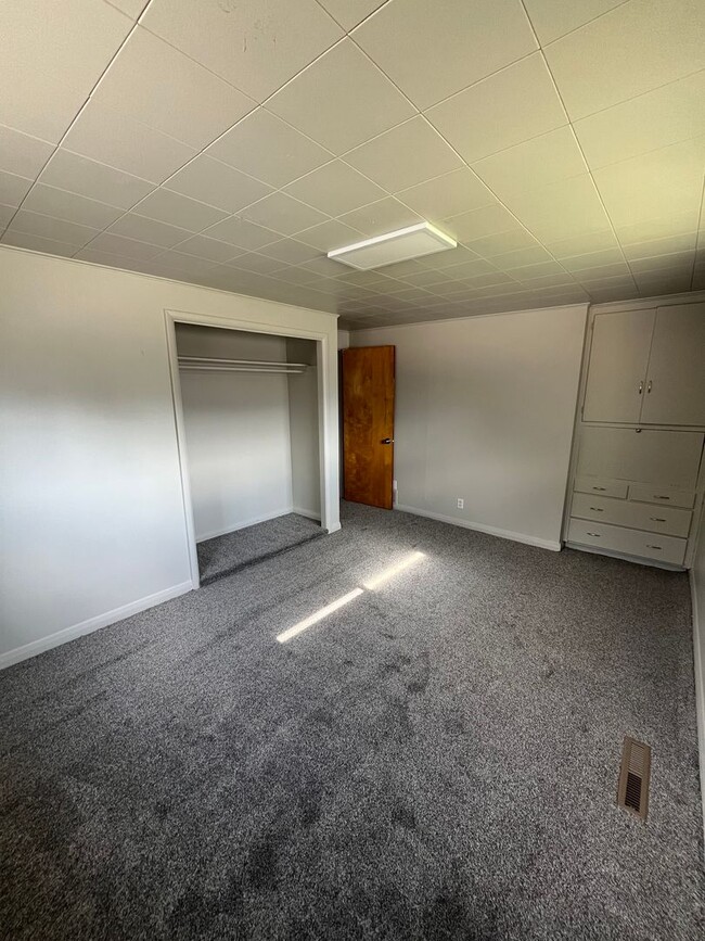 Building Photo - 2 Bedroom - 1 bath apartment