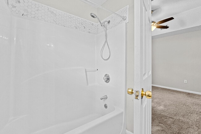 Building Photo - 5 Astor Ct