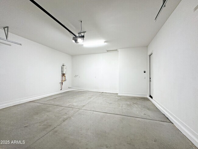 Building Photo - 9414 S 7th Pl