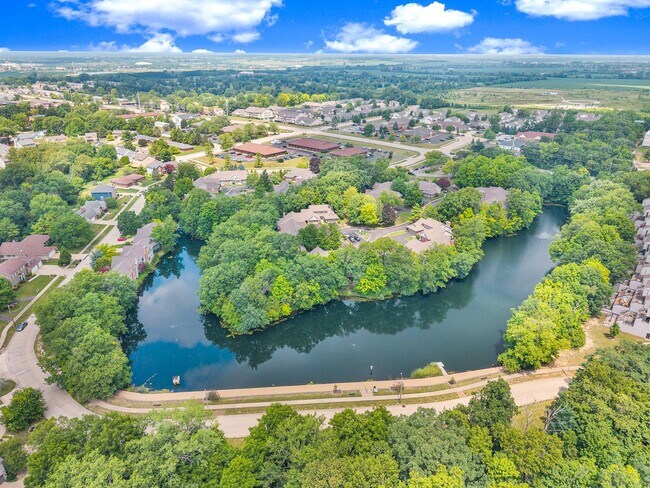 Building Photo - 3 Bedroom/2 Bathroom Apartment!