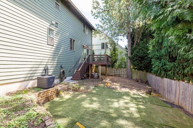 Building Photo - 687 SE Anderson Ln