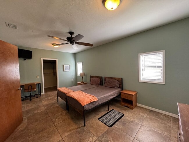 Building Photo - Spacious (Almost 3,000 sq ft) 6 Bedroom, 3 Bath Furnished Home – Live Oak, FL