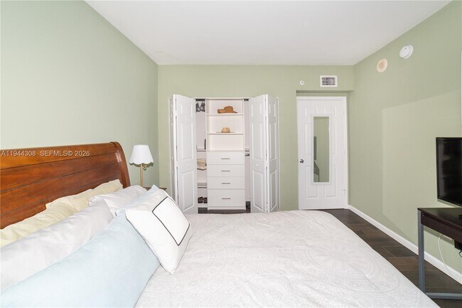 Building Photo - 17150 N Bay Rd