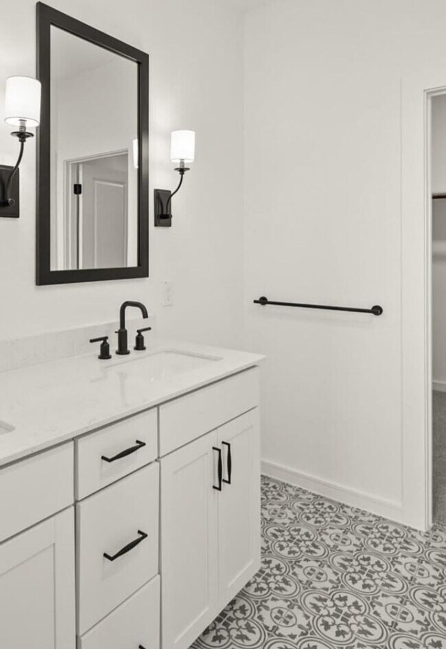 Building Photo - Newly constructed 3BR House beside Angel L...