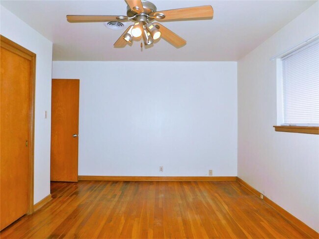Building Photo - 1713 Crescent St