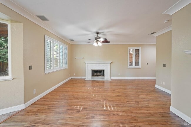 Building Photo - 606 Roscommon Pl