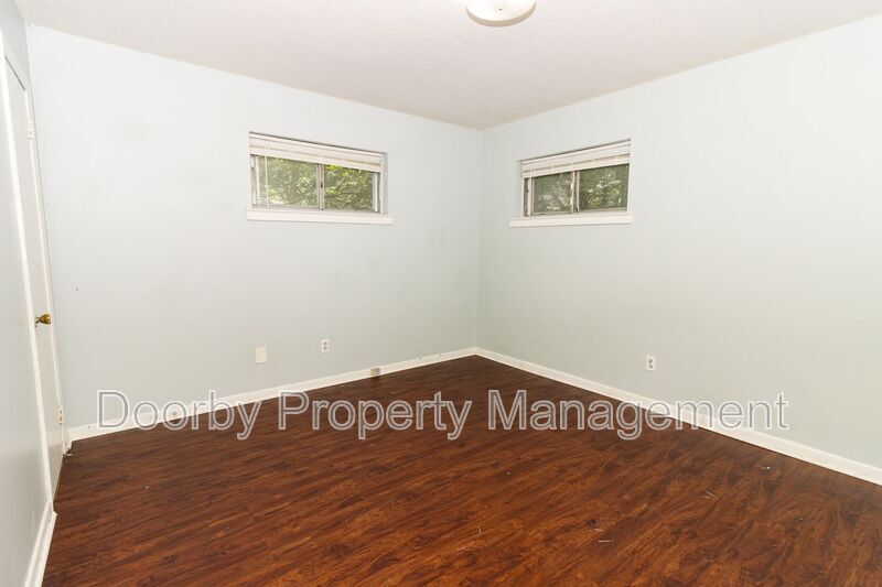 Building Photo - 1102 N Hawthorne St