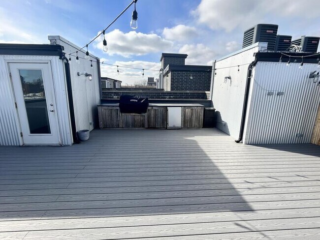 Building Photo - 1637 W Grand Ave