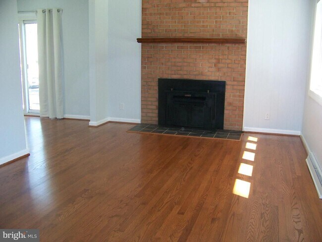 Building Photo - All One Level Living La Plata