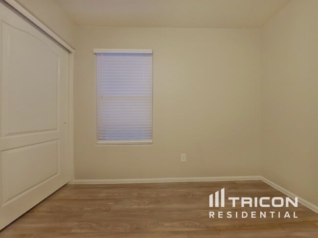 Building Photo - 16085 W Kendall St