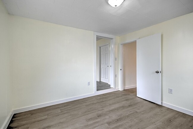 Building Photo - 4 Bedrooms 3 Baths Bristol TN