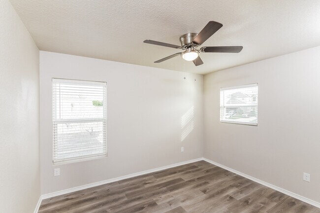 Building Photo - 15210 Pandion Dr