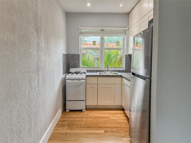 Building Photo - 315 W 28th St