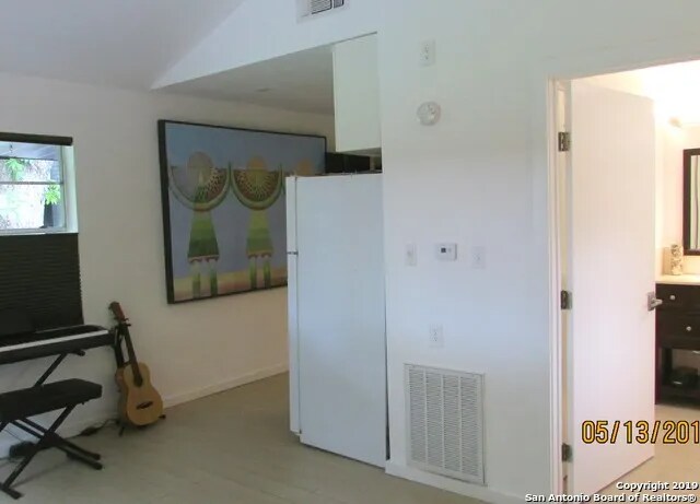 Building Photo - 207 E Castle Ln