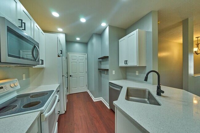 Building Photo - Wonderful 2 bedroom 2 bath Condo End Unit ...