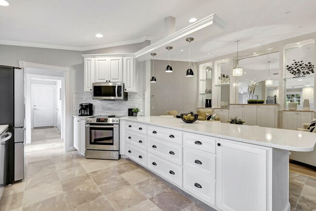 Building Photo - 11361 SW Pembroke Dr