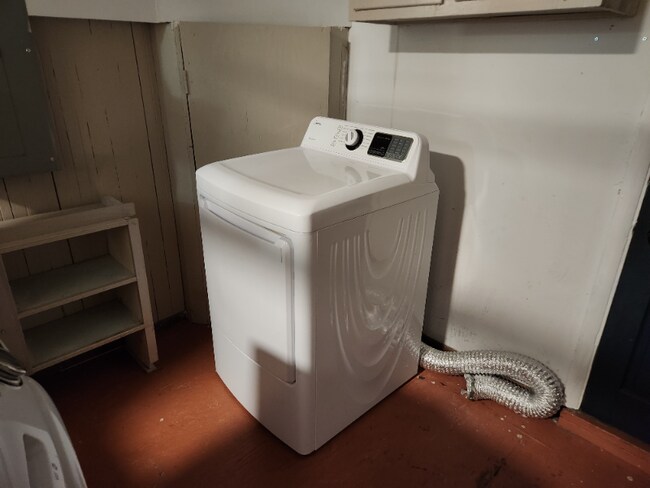 Building Photo - 1302 E Victory Dr