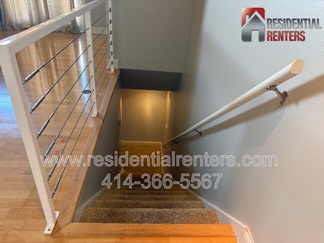 Building Photo - 1515 N Van Buren St