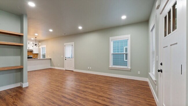 Building Photo - "Charming 2-Bed Oasis in Fayetteville with...