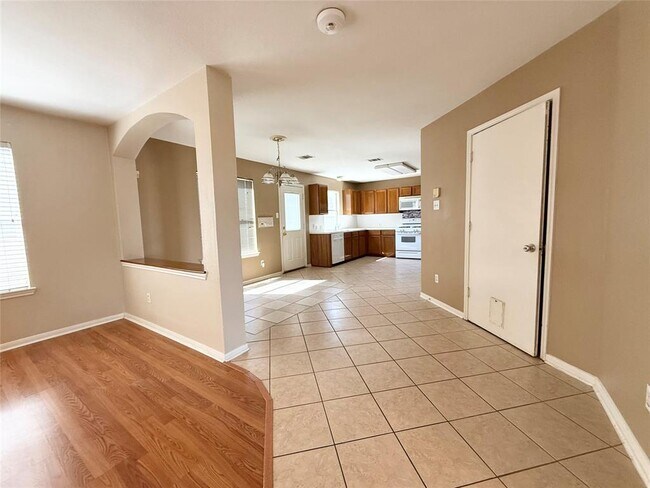 Building Photo - 2011 Lantana Dr