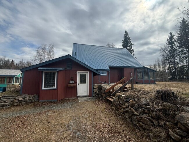 Primary Photo - Huge green house / large garage / Pet frie...