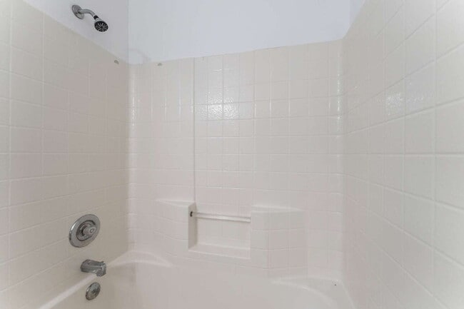 Building Photo - Move in now to this beautiful 2 story 3 bed 2.5 bath townhome near the Lakes area!