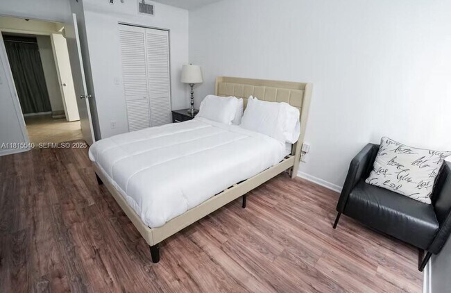 Building Photo - 19601 E Country Club Dr