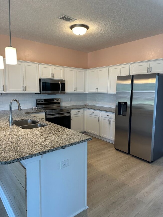 Building Photo - Tranquil South Retreat: Spacious 5-Bed Hom...