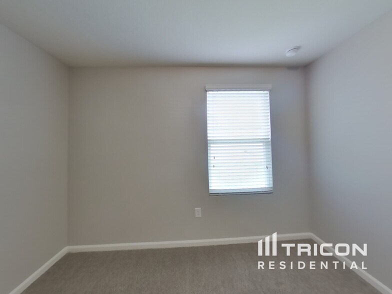 Building Photo - 2110 Pebble Point Dr