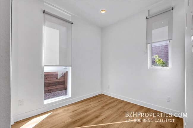 Building Photo - Gorgeous Modern Townhouse In Prime Mid-City