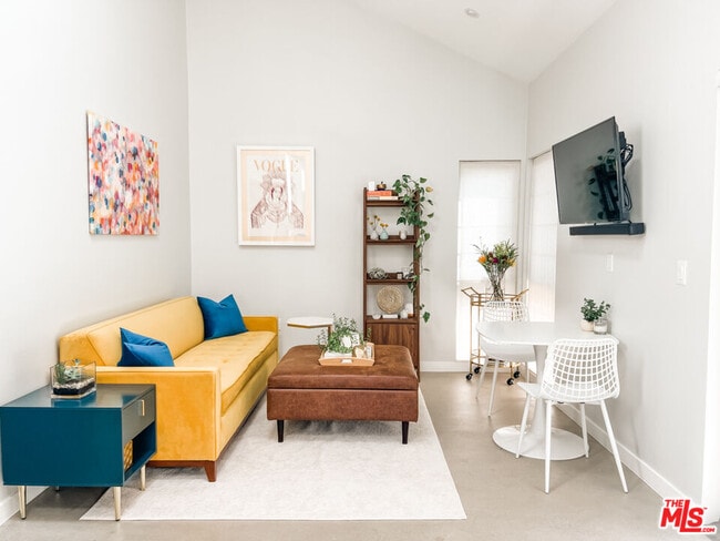 Building Photo - 3836 1/2 Seneca Ave