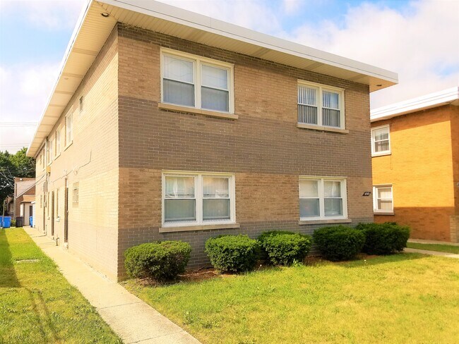 Building Photo - 6945 W Belmont Ave